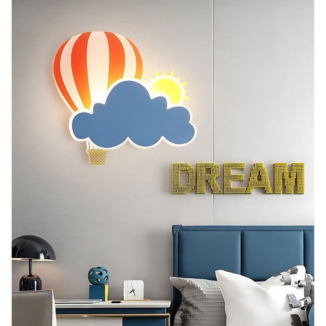 Vegg nattlys med sky og luftballong