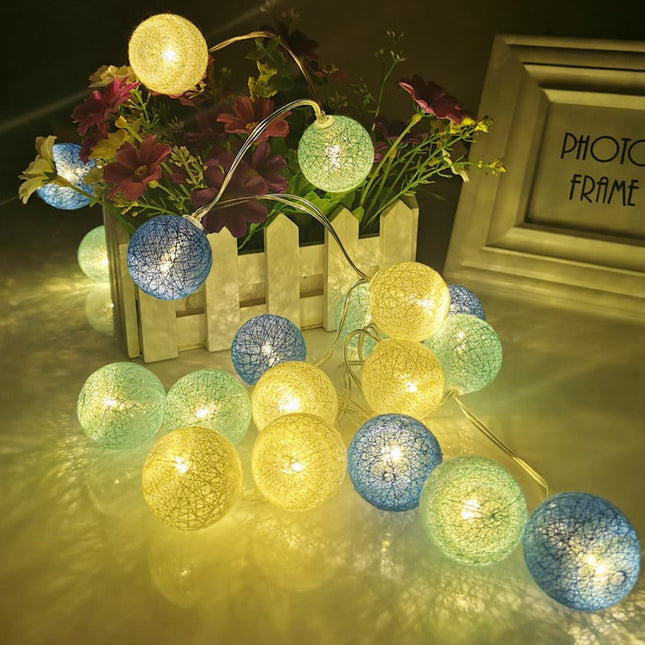 Dekorativ LED lyslenke med bomullsballer