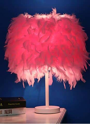 Elegant nattbordslampe med fjærdekorasjon