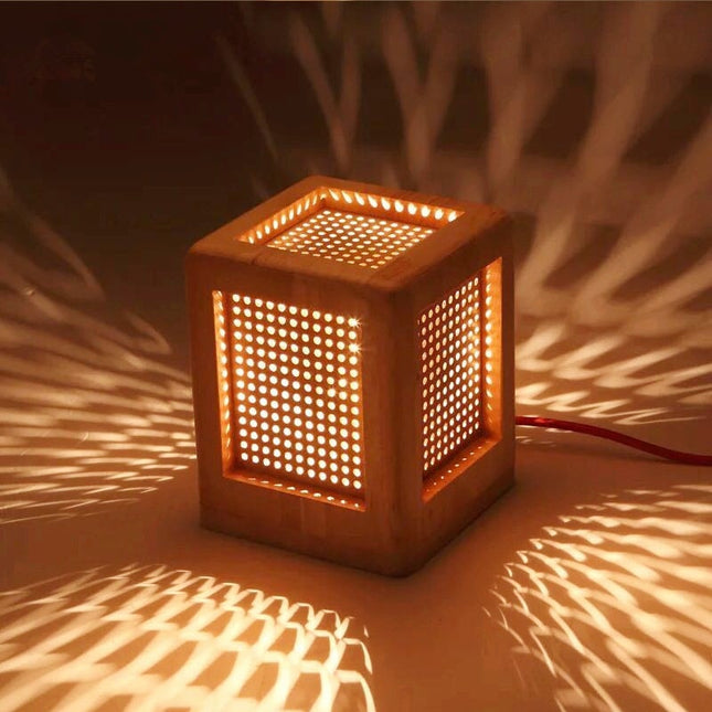 Firkantet nattbordlampe i massivt tre