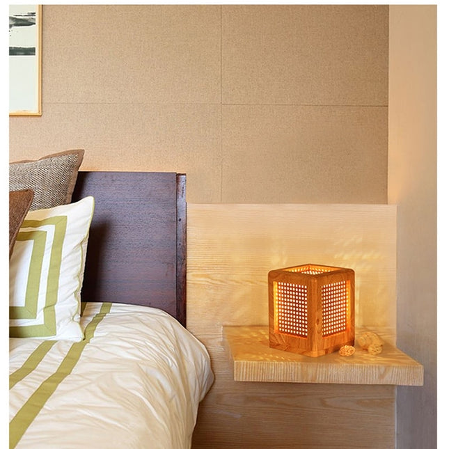Firkantet nattbordlampe i massivt tre