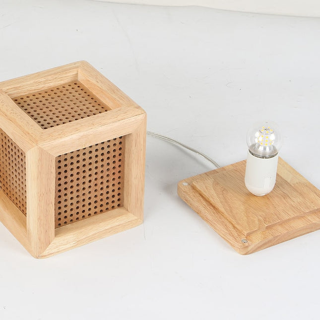 Firkantet nattbordlampe i massivt tre