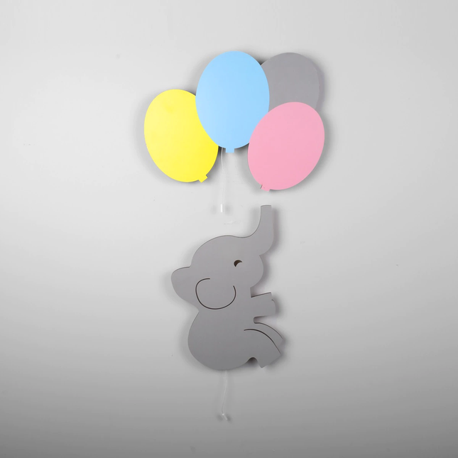 Vegglampe i tre elefant med ballonger