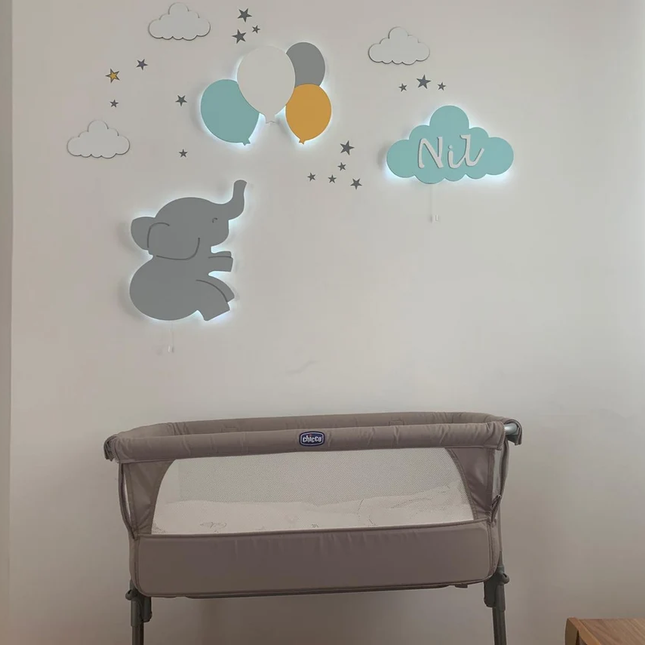 Vegglampe i tre elefant med ballonger