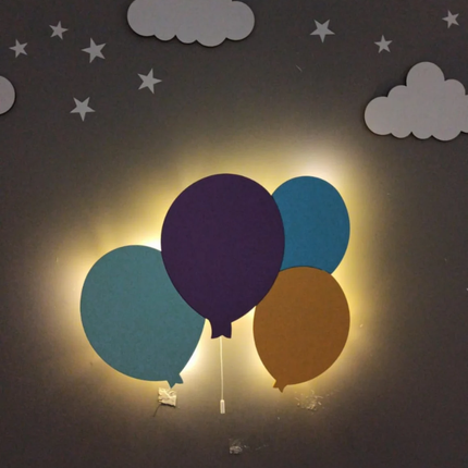 Vegglampe i tre elefant med ballonger