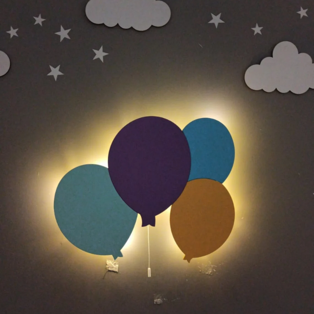 Vegglampe i tre elefant med ballonger
