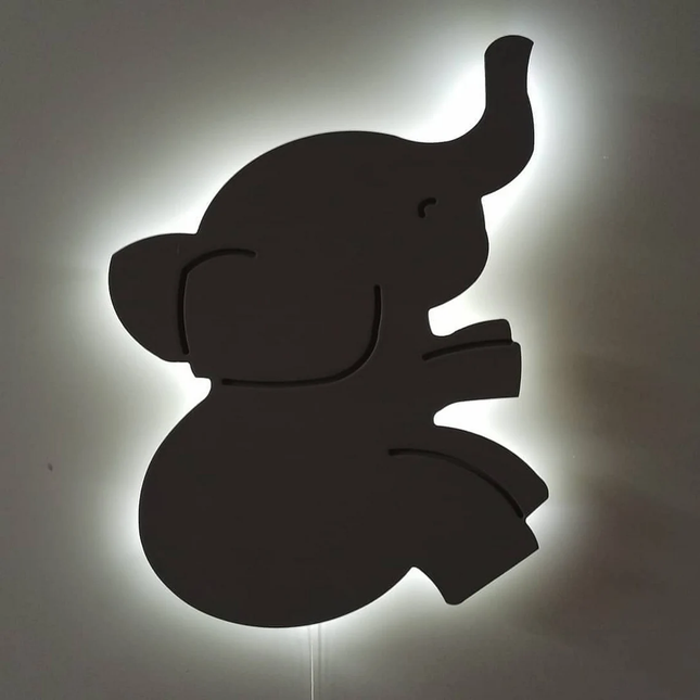 Vegglampe i tre elefant med ballonger