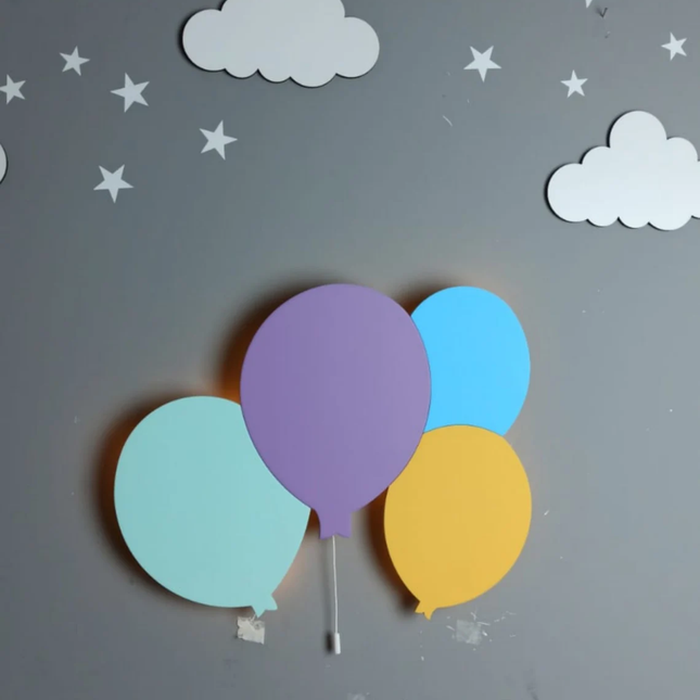 Vegglampe i tre elefant med ballonger
