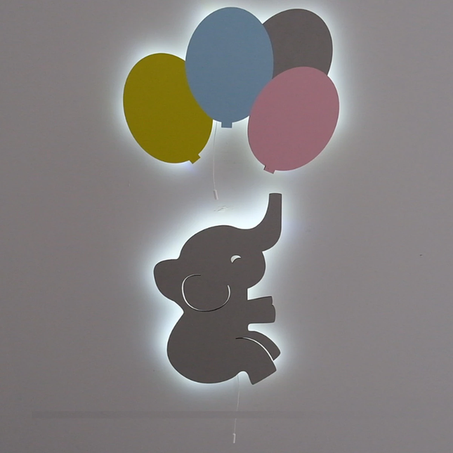 Vegglampe i tre elefant med ballonger