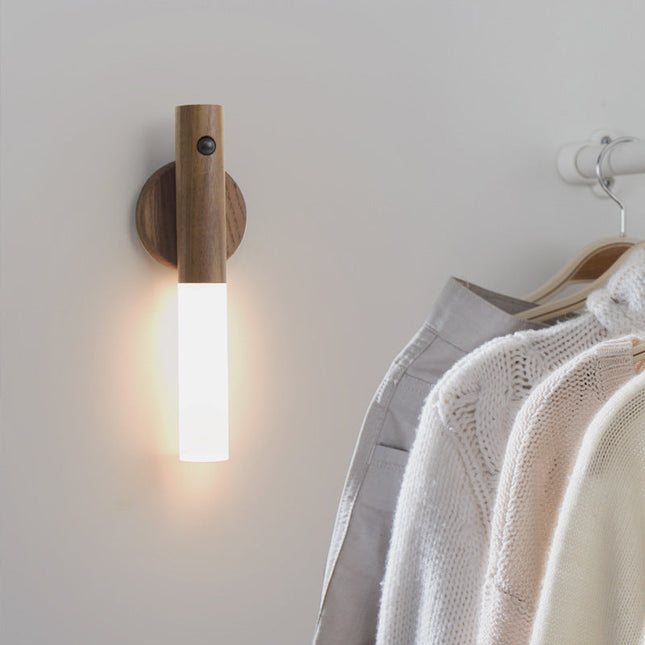 Magnetisk og oppladbar vegglampe i tre