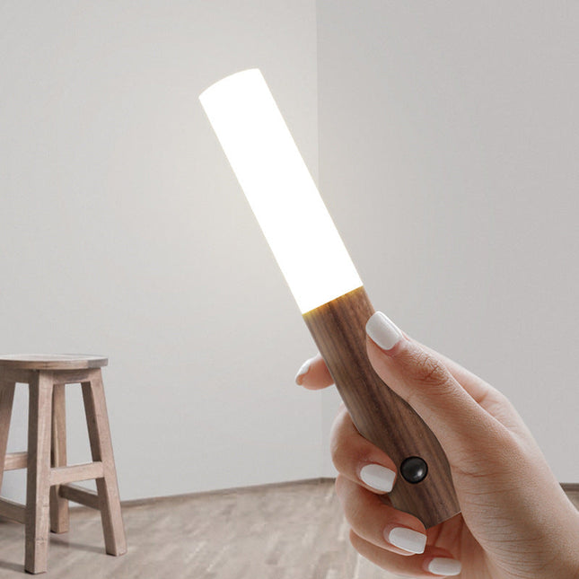 Magnetisk og oppladbar vegglampe i tre