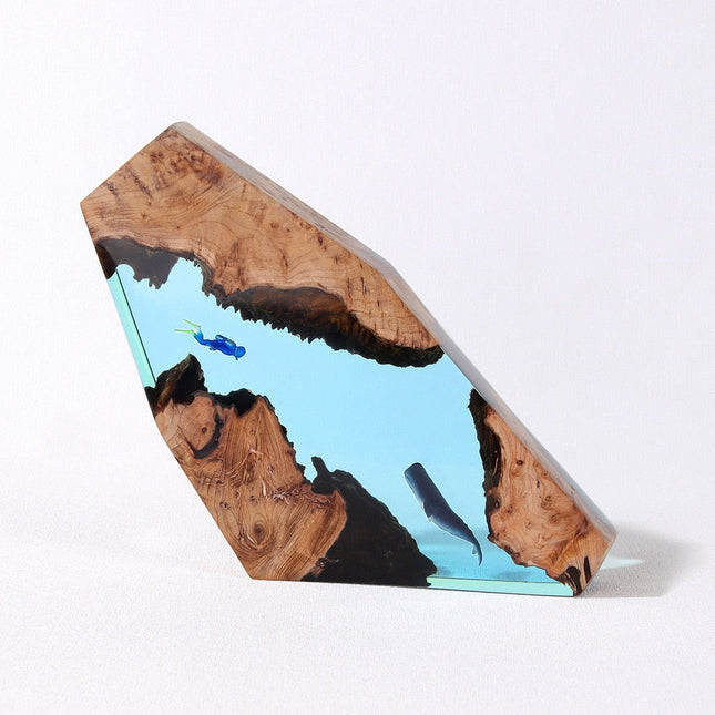 Unik trelampe med hval i epoksy