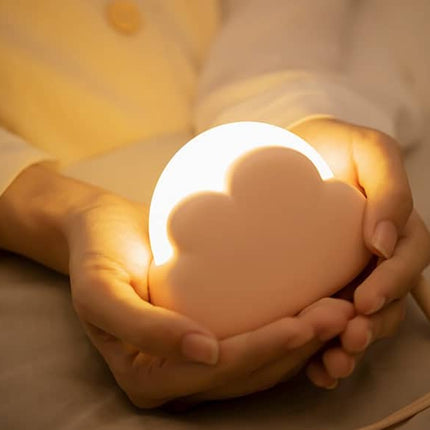 Dimbar skyformet nattlampe med fargeskift