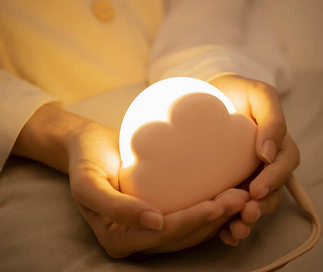 Dimbar skyformet nattlampe med fargeskift