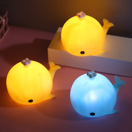 Liten nattlampe formet som en hval