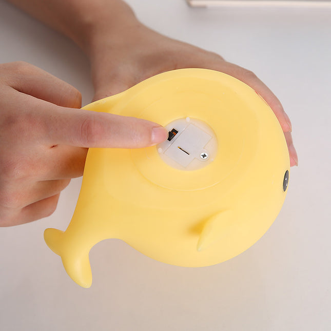 Liten nattlampe formet som en hval