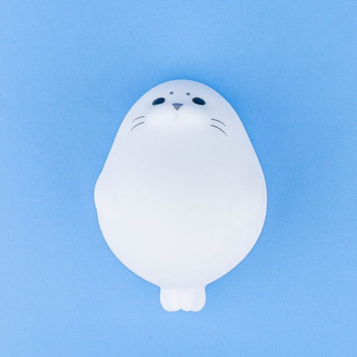 Bærbart nattlys formet som en sel