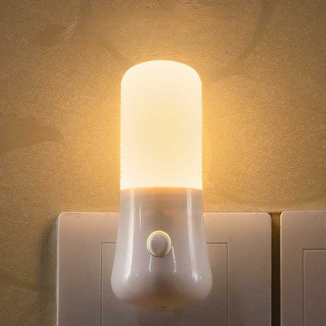 Nattlampe for stikkontakt med varmhvitt lys