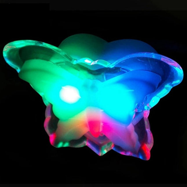 Nattlampe for stikkontakt som sommerfugl