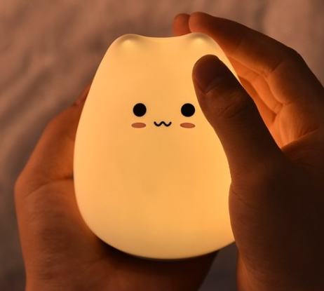 Myk silikon nattlampe formet som kattunge
