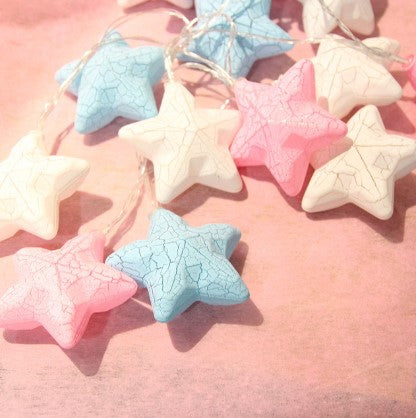 Fargerik LED lyslenke med stjerner