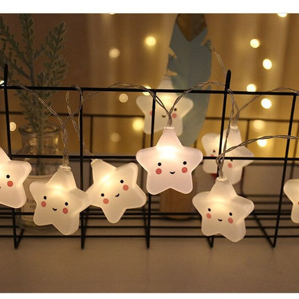 Hvit lyslenke med søte smilende stjerner