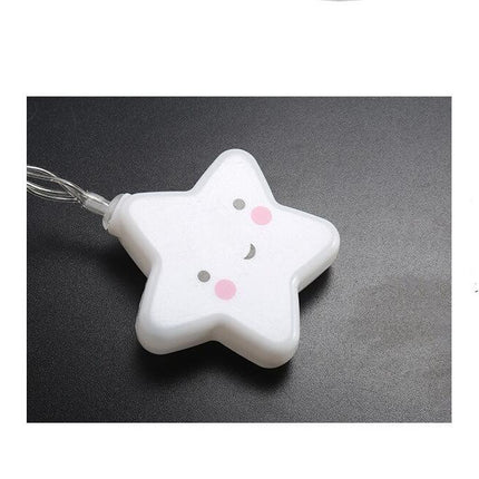 Hvit lyslenke med søte smilende stjerner