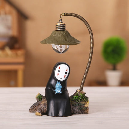 Dekorativ lampe med Uten-ansikt figur