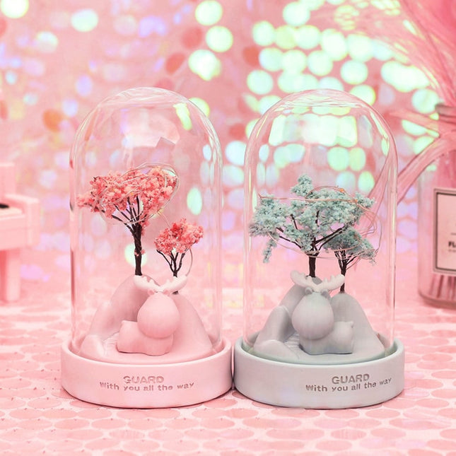 LED-lampe med hjort i glasskuppel