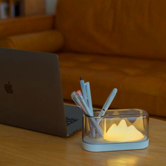 Nattbordlampe med fjellmotiv og pennholder