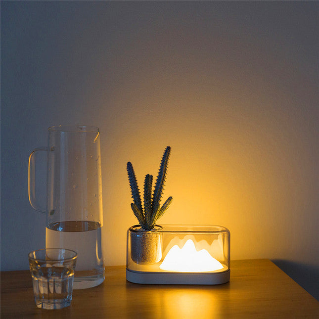 Nattbordlampe med fjellmotiv og pennholder