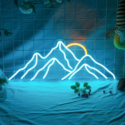 Blå neonlampe med fjellmotiv til vegg