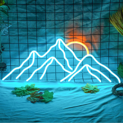 Blå neonlampe med fjellmotiv til vegg