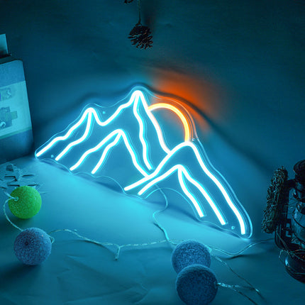 Blå neonlampe med fjellmotiv til vegg