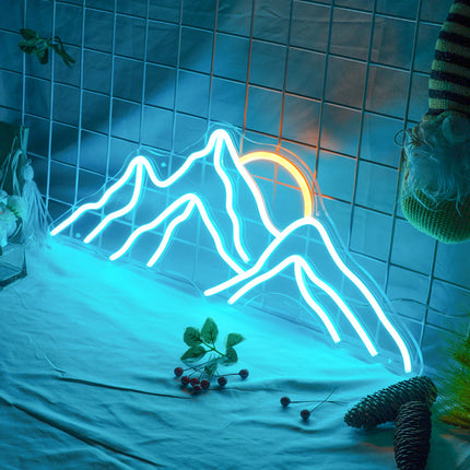 Blå neonlampe med fjellmotiv til vegg